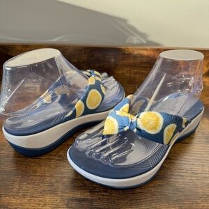 Clarks Cloudsteppers ARLA‎ GLISON Flip Flop Navy & Lemon Print Cushionsoft Sz 5
